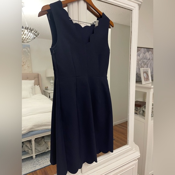Like New Gorgeous Navy J. crew Scalloped Dress - Size 2 - Picture 4 of 10